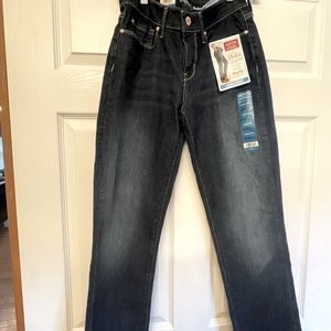 Levi’s size 4 misses modern slim jeans. Still with tags. Simply stretch.